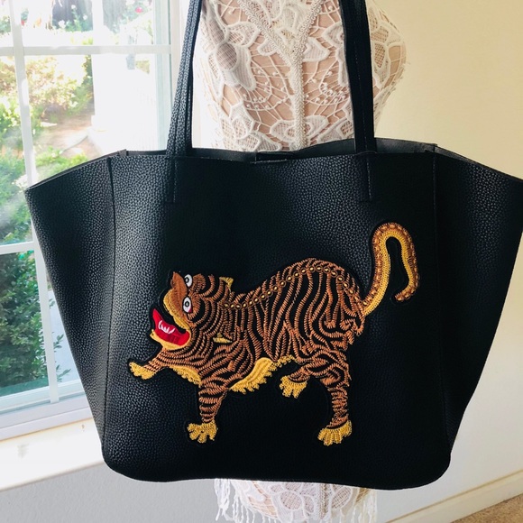 Handbags - 🔥🔥BOUTIQUE SALE🔥 Large embroidered tote bag NWT